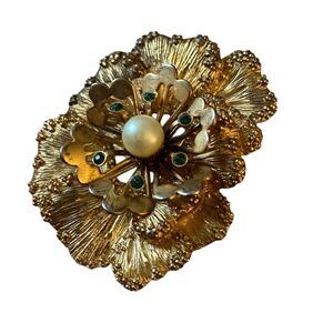 VINTAGE Sarah Coventry Signed Gold Tone Flower Green Stone Faux Pearl Brooch
